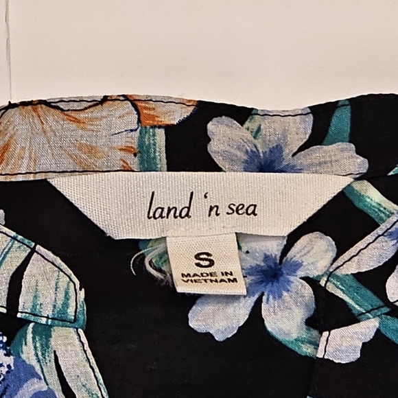 Land N Sea Tropical V Neck Button Top Small - Picture 3 of 7